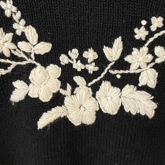 VINTAGE Black & White Floral Embroidered Crew Neck Grandma Core Sweater SZ L - Picture 3 of 11